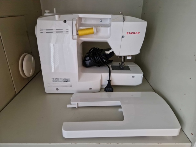 1150618-2 Singer sewing machine, coffee maker and kettle