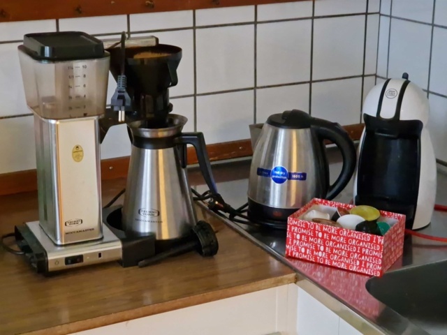 1150618-4 Singer sewing machine, coffee maker and kettle