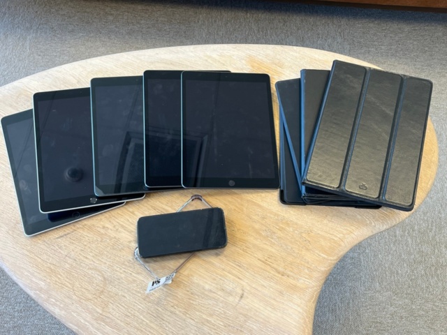 1031078-3 5st Apple iPads samt 1st iPhone, reservdelsobjekt, låsta