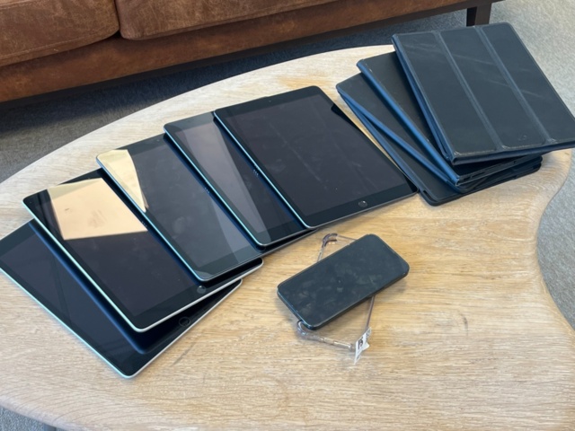 1031078-1 5st Apple iPads samt 1st iPhone, reservdelsobjekt, låsta