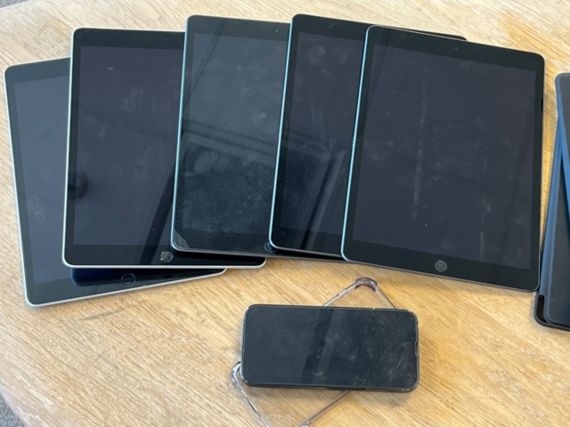 1031078-2 5st Apple iPads samt 1st iPhone, reservdelsobjekt, låsta