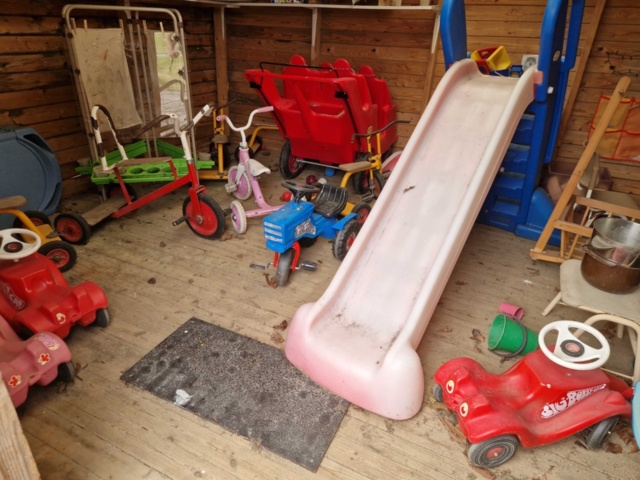 1150621-24 All loose furniture and toys