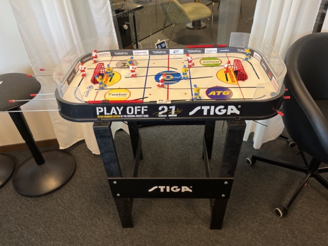 1085994-2 Rise table hockey game on stand