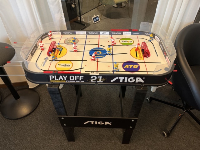 1085994-1 Rise table hockey game on stand