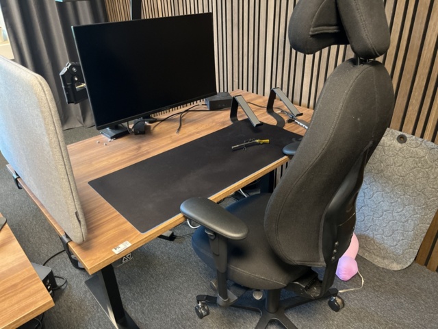 1086008-1 Office workstation - Electric desk, office chair, screen and more