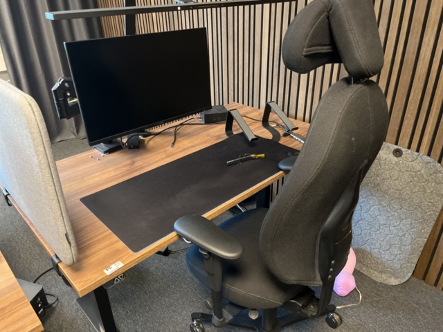 1086008-2 Office workstation - Electric desk, office chair, screen and more