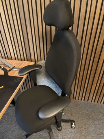 1086008-3 Office workstation - Electric desk, office chair, screen and more