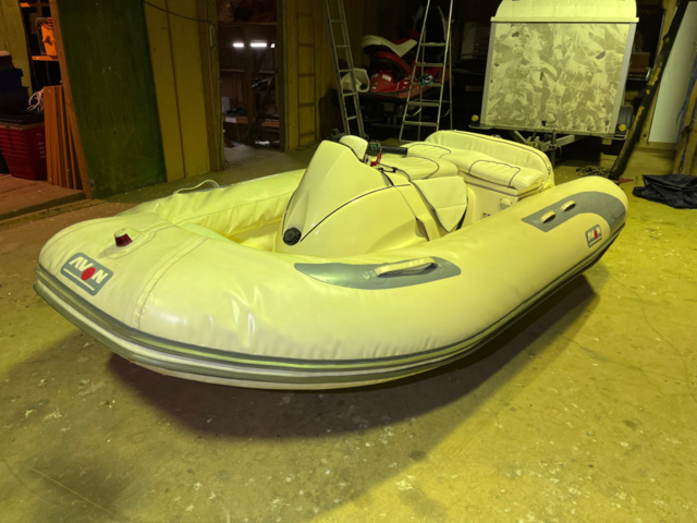 1194273-24 Avon jet rib 320