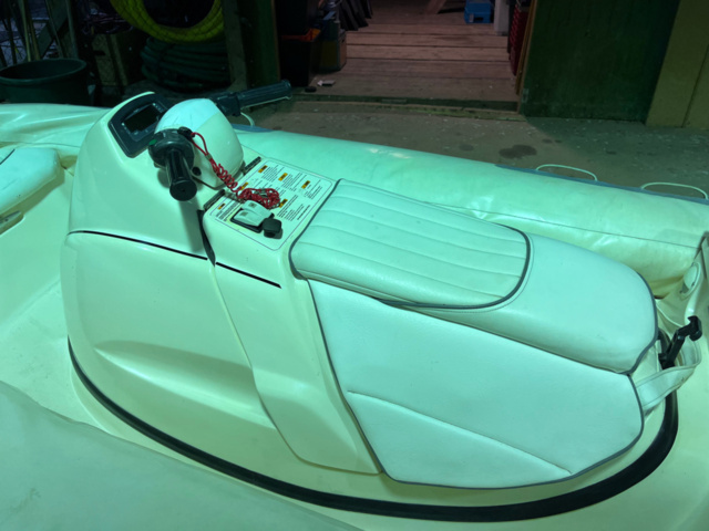 1194273-27 Avon jet rib 320