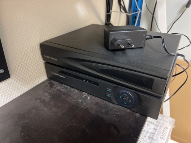 1178654-3 Surveillance system 8 cameras with TV & recording - Defeway