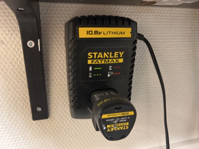 1178654-5 Surveillance system 8 cameras with TV & recording - Defeway