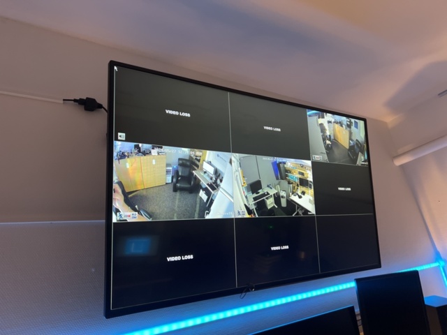 1178654-10 Surveillance system 8 cameras with TV & recording - Defeway