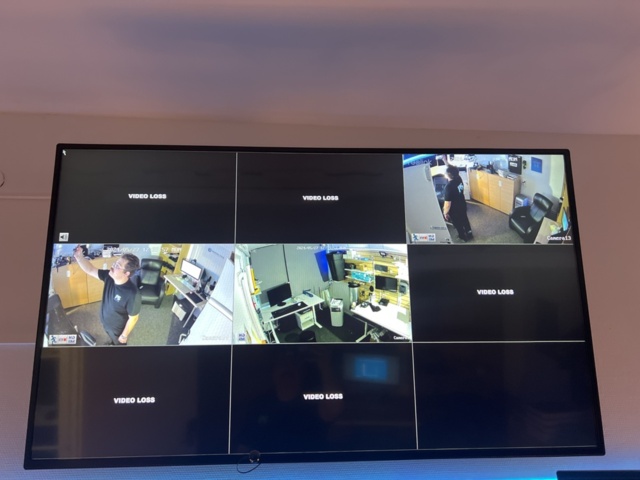 1178654-9 Surveillance system 8 cameras with TV & recording - Defeway