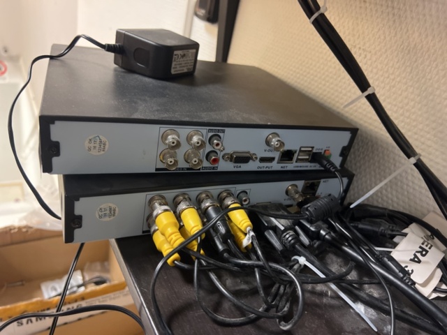 1178654-20 Surveillance system 8 cameras with TV & recording - Defeway