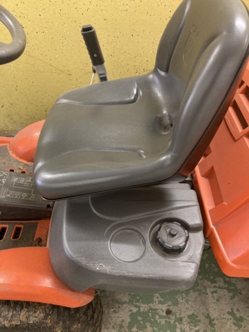 1137496-8 Husqvarna R13C riding mower with trailer