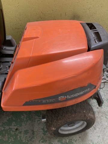 1137496-4 Husqvarna R13C riding mower with trailer