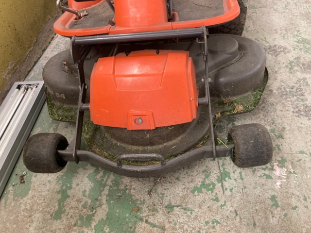 1137496-5 Husqvarna R13C riding mower with trailer
