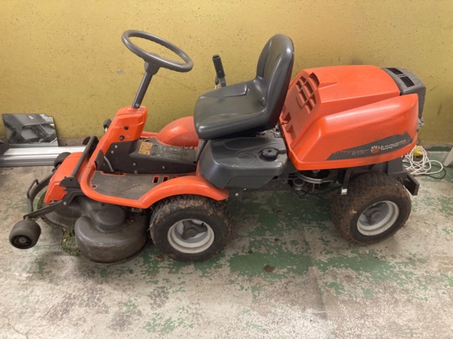 1137496-2 Husqvarna R13C riding mower with trailer