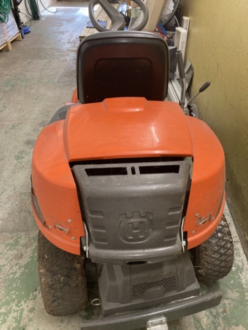 1137496-6 Husqvarna R13C riding mower with trailer