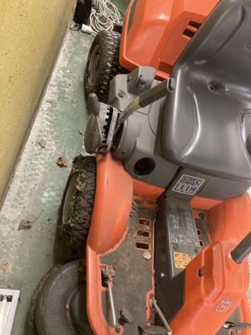 1137496-7 Husqvarna R13C riding mower with trailer