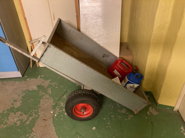 1137496-10 Husqvarna R13C riding mower with trailer