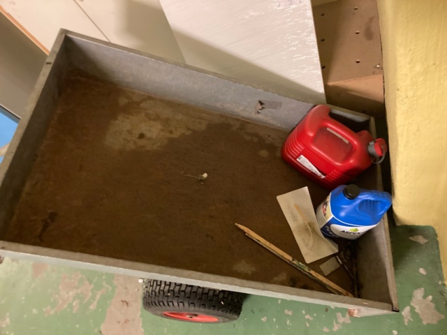 1137496-11 Husqvarna R13C riding mower with trailer