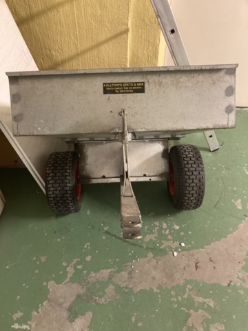 1137496-12 Husqvarna R13C riding mower with trailer