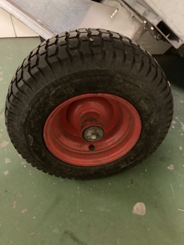 1137496-13 Husqvarna R13C riding mower with trailer