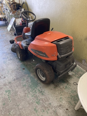 1137496-3 Husqvarna R13C riding mower with trailer