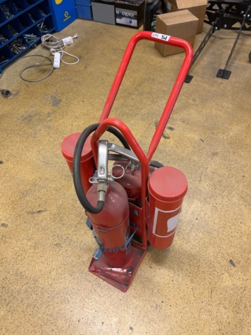 1132141-4 Brandsläckarvagn med 2st filtar & brandsläckare