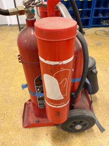 1132141-9 Brandsläckarvagn med 2st filtar & brandsläckare