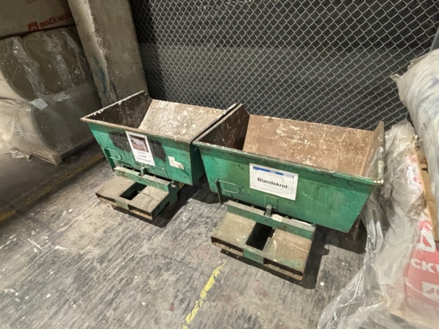 1st (the one on the left) low-rise tipping container approx. 500 l - PS ...