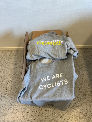 1150469-1 Låda med tjocktröjor i olika storlekar och design