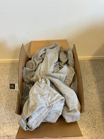 1150469-2 Låda med tjocktröjor i olika storlekar och design