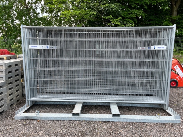 1067428-5 Lot with construction fence - Heras