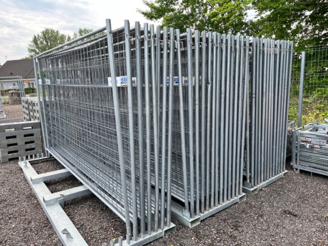 1067428-6 Lot with construction fence - Heras