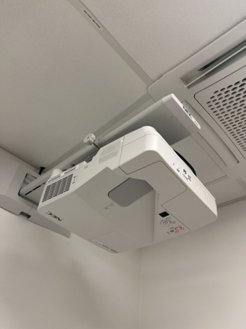 1191463-5 Projector with wall mount NEC UM301WG