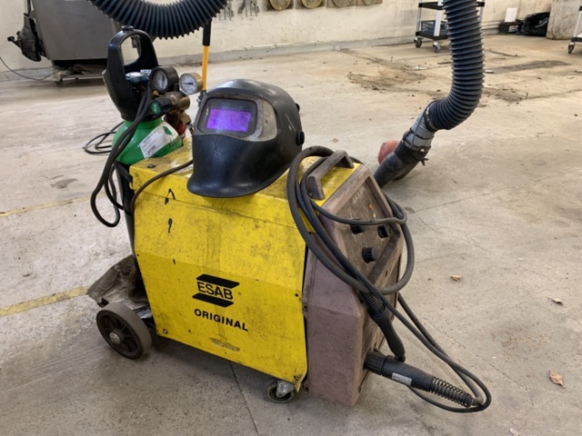 1068385-2 MIG-svets ESAB LKA 180 med svetshjälm & gasflaska