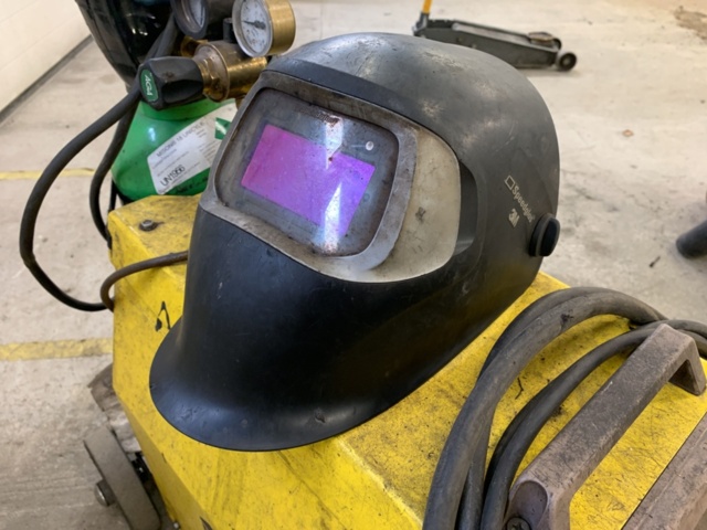 1068385-4 MIG-svets ESAB LKA 180 med svetshjälm & gasflaska