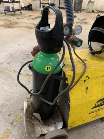 1068385-7 MIG-svets ESAB LKA 180 med svetshjälm & gasflaska