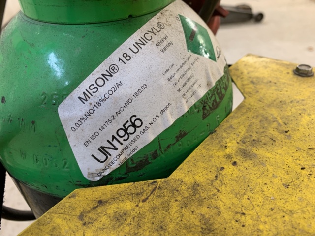 1068385-8 MIG-svets ESAB LKA 180 med svetshjälm & gasflaska