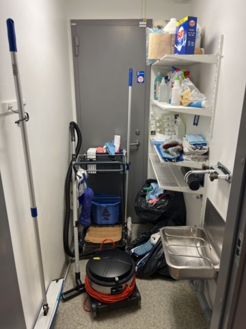 1132180-11 Collection of cleaning equipment