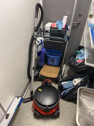 1132180-2 Collection of cleaning equipment