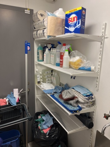 1132180-6 Collection of cleaning equipment