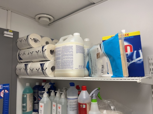 1132180-8 Collection of cleaning equipment