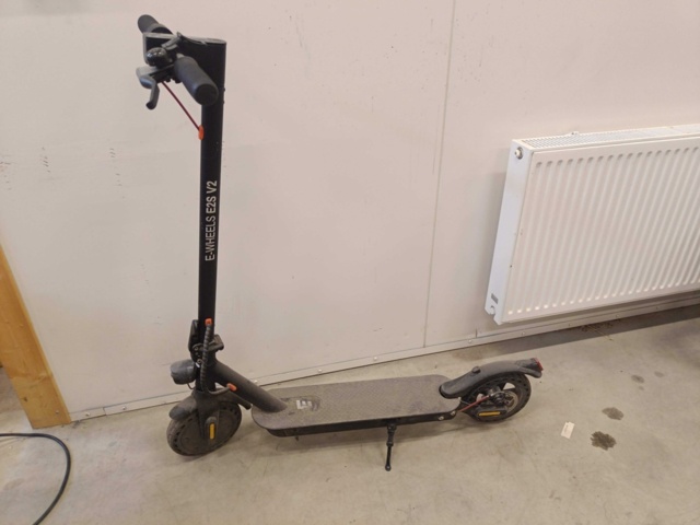 1129976-2 Electric kick bike E-Wheels ES2 V2