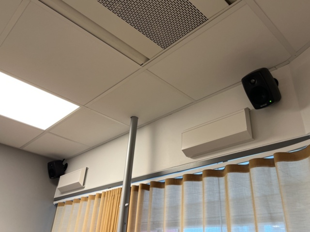 1132194-12 Smart TV 55”, Sony &amp; speakers x2 Genelec