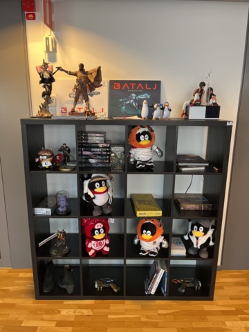 1132198-2 Collection of various collectibles/decorative items