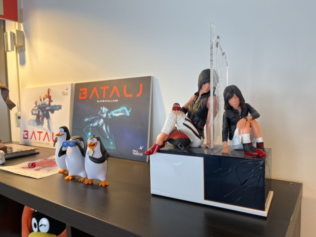 1132198-4 Collection of various collectibles/decorative items