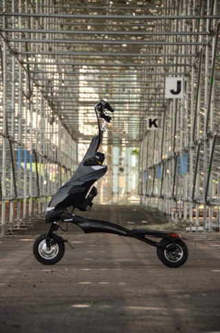 1213339-1 Trikke, helelektriskt fordon/skoter, ny, svart